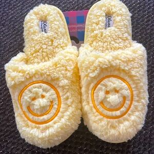 Girls size 4/5 slippers NWT $12